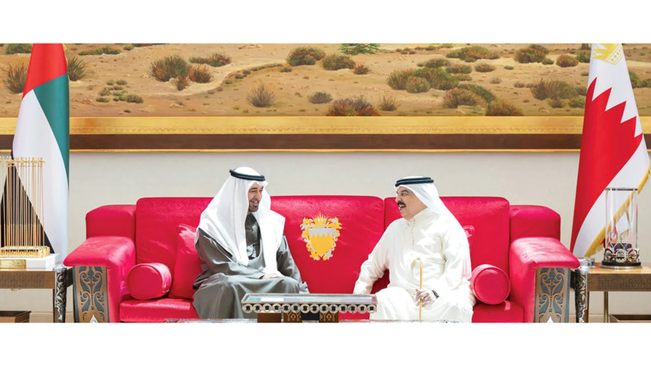 مباحثات بين رئيس الدولة وملك البحرين في المنامة حول العدوان الإيراني الإرهابي